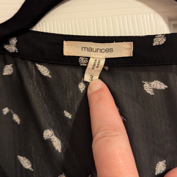 Maurices Black and White Feather Print Blouse size 3 - Picture 3 of 7
